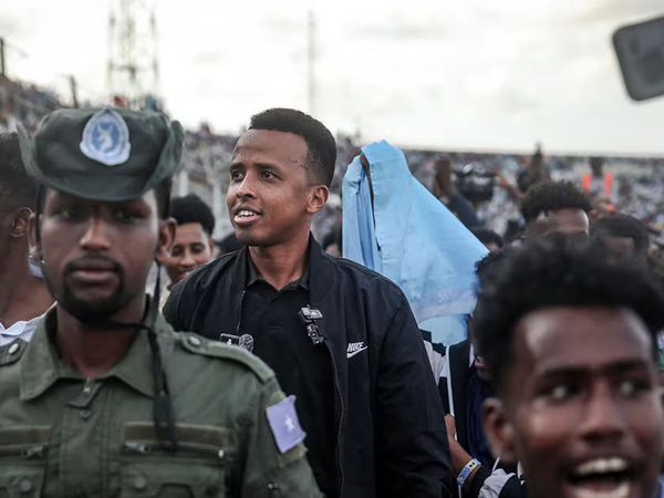 Mogadiscio : L'arbitre de la FIFA Omar Artan accueilli en héros après son expulsion historique des États-Unis Mogadiscio : L'arbitre de la FIFA Omar Artan accueilli en héros après son expulsion historique des États-Unis
