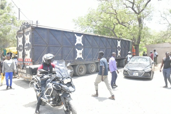 Yarakh : un camion percute le mur du parc de Hann et bloque la circulation