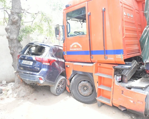 Yarakh : un camion percute le mur du parc de Hann et bloque la circulation Yarakh : un camion percute le mur du parc de Hann et bloque la circulation