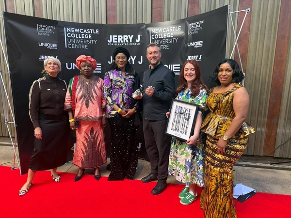 Royaume-Uni : la Première Dame de Gambie honorée par l’Université Newcastle College