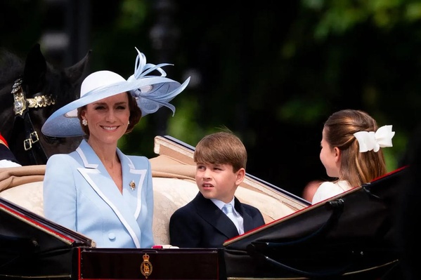 EN IMAGES - Kate Middleton et le prince William ont réuni leurs trois enfants ce samedi pour la parade de Trooping the Colour, lançant les festivités pour l'anniversaire officiel du roi.