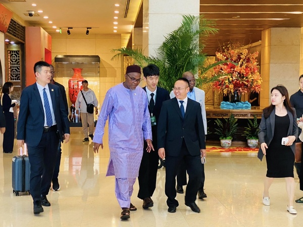 Gambie - Chine: le Vice-Président Jallow conclut une visite officielle fructueuse à Pékin, les liens bilatéraux renforcés Gambie - Chine: le Vice-Président Jallow conclut une visite officielle fructueuse à Pékin, les liens bilatéraux renforcés
