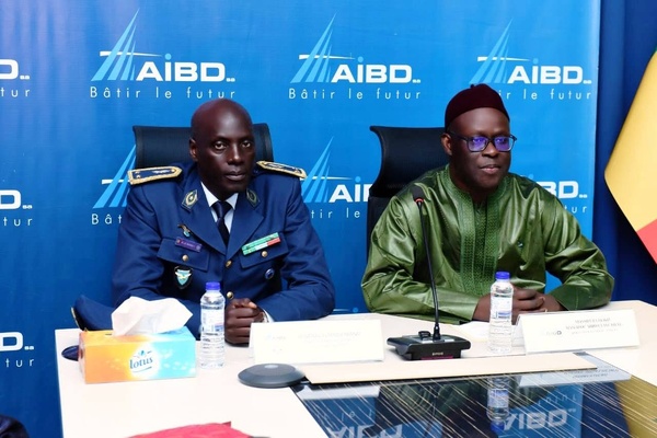 Aviation sénégalaise : L'AIBD rend un vibrant hommage au Général El Hadji Niang pour son départ de l’Armée de l’Air Aviation sénégalaise : L'AIBD rend un vibrant hommage au Général El Hadji Niang pour son départ de l’Armée de l’Air