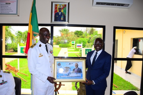 Défense : Le Ministre des Forces armées, Yankhoba Diémé, en visite de contact au Camp Dial Diop Défense : Le Ministre des Forces armées, Yankhoba Diémé, en visite de contact au Camp Dial Diop
