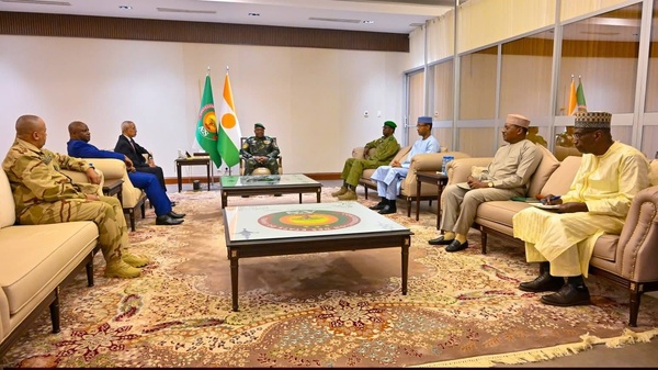 Diplomatie: Le Général Abdourahamane Tiani reçoit un émissaire du Président mauritanien à Niamey Diplomatie: Le Général Abdourahamane Tiani reçoit un émissaire du Président mauritanien à Niamey