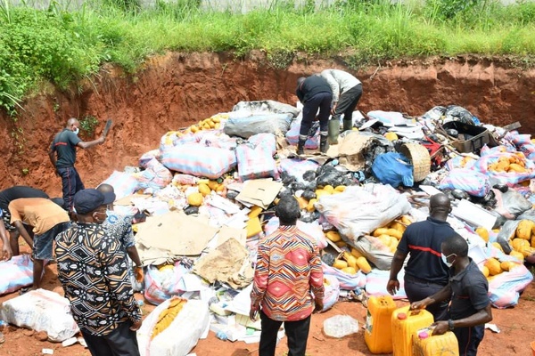 Bénin: l'ANRACS incinère 95 kg de cocaïne et d'importantes quantités de cannabis à Ouèssè Bénin: l'ANRACS incinère 95 kg de cocaïne et d'importantes quantités de cannabis à Ouèssè