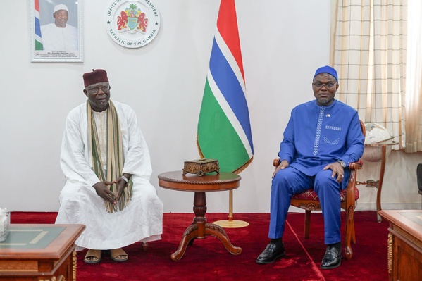 Gambie : Le Vice-Président Mohammed B.S. Jallow reçoit une délégation de la Fondation Internationale Imaan State House Gambie : Le Vice-Président Mohammed B.S. Jallow reçoit une délégation de la Fondation Internationale Imaan State House