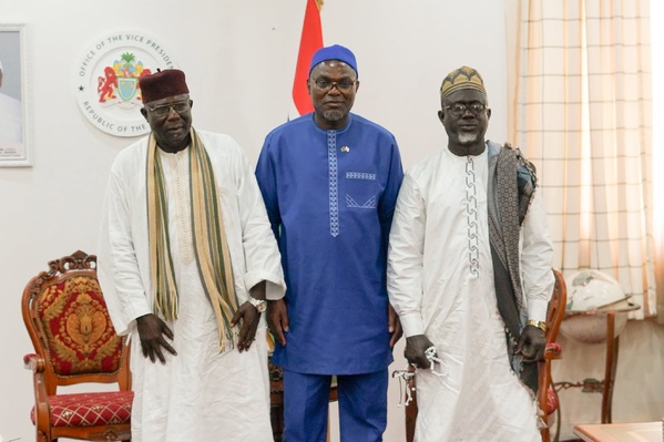 Gambie : Le Vice-Président Mohammed B.S. Jallow reçoit une délégation de la Fondation Internationale Imaan State House Gambie : Le Vice-Président Mohammed B.S. Jallow reçoit une délégation de la Fondation Internationale Imaan State House