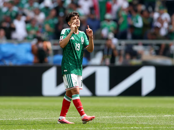 Gilberto Mora entre dans l’histoire avec le Mexique: le plus jeune titulaire en Coupe du monde depuis 1954 Gilberto Mora entre dans l’histoire avec le Mexique: le plus jeune titulaire en Coupe du monde depuis 1954