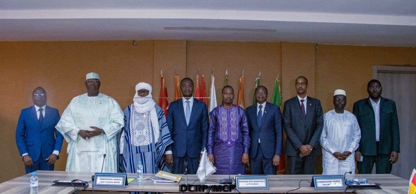 Gouvernance foncière dans l'espace UEMOA: Le ministre Mikaïlou Sidibé préside l’adoption de la directive sur l'immatriculation et le titre de propriété Gouvernance foncière dans l'espace UEMOA: Le ministre Mikaïlou Sidibé préside l’adoption de la directive sur l'immatriculation et le titre de propriété