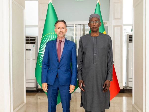 Diplomatie: Le Ministre Cheikh Niang salue le bilan de l’Ambassadeur de l’UE, Jean-Marc Pisani, en fin de mission au Sénégal