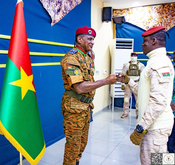 Burkina Faso : Le Capitaine Ibrahim Traoré remet officiellement leurs attributs de Général à trois hauts cadres de l’armée
