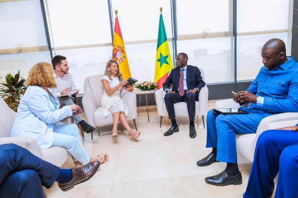 Coopération bilatérale : Le Premier ministre Ahmadou Al Aminou Lô reçoit la Vice-Présidente espagnole Yolanda Díaz à Dakar Coopération bilatérale : Le Premier ministre Ahmadou Al Aminou Lô reçoit la Vice-Présidente espagnole Yolanda Díaz à Dakar