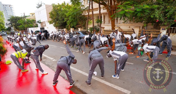 Dakar-Plateau : Le ministre Yankhoba Diémé et l'armée marchent ensemble pour la cohésion et la santé Dakar-Plateau : Le ministre Yankhoba Diémé et l'armée marchent ensemble pour la cohésion et la santé