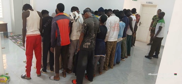 Lutte contre l’émigration clandestine : 28 candidats et un passeur interceptés par l'immigration gambienne à Kerr Ayip Lutte contre l’émigration clandestine : 28 candidats et un passeur interceptés par l'immigration gambienne à Kerr Ayip