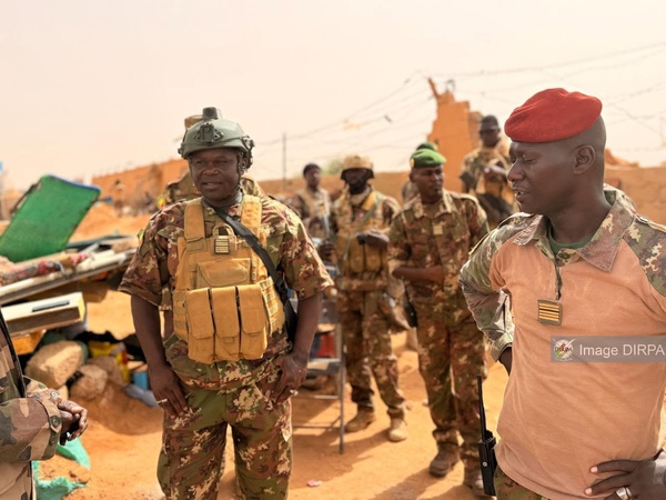 Mali: Le Colonel-Major Karim Traoré galvanise les troupes de l’opération DOUGOUKOLOKO après les intenses combats d’Anéfis Mali: Le Colonel-Major Karim Traoré galvanise les troupes de l’opération DOUGOUKOLOKO après les intenses combats d’Anéfis