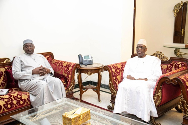 Diplomatie : Le président Adama Barrow reçoit Macky Sall à Banjul dans le cadre de sa candidature au secrétariat général de l'ONU