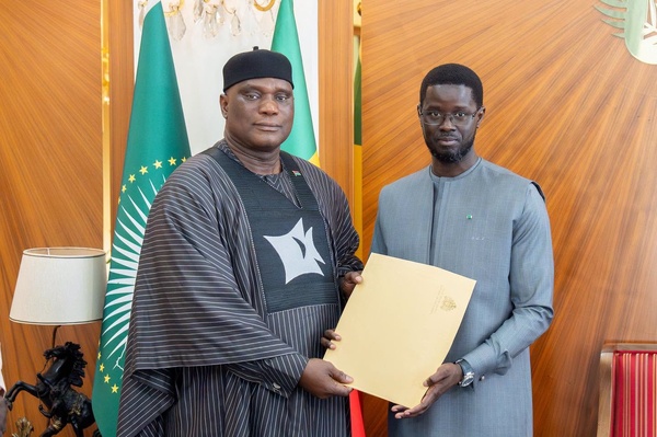 Coopération Sénégal-Gambie : Bassirou Diomaye Faye reçoit un émissaire d’Adama Barrow au Palais de la République Coopération Sénégal-Gambie : Bassirou Diomaye Faye reçoit un émissaire d’Adama Barrow au Palais de la République