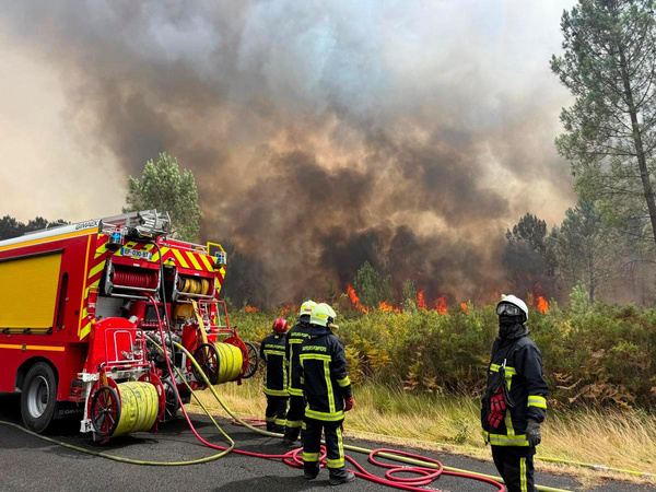 Incendies en France: Situation critique en Gironde, 55 000 nouvelles évacuations ordonnées et un record historique de surfaces brûlées