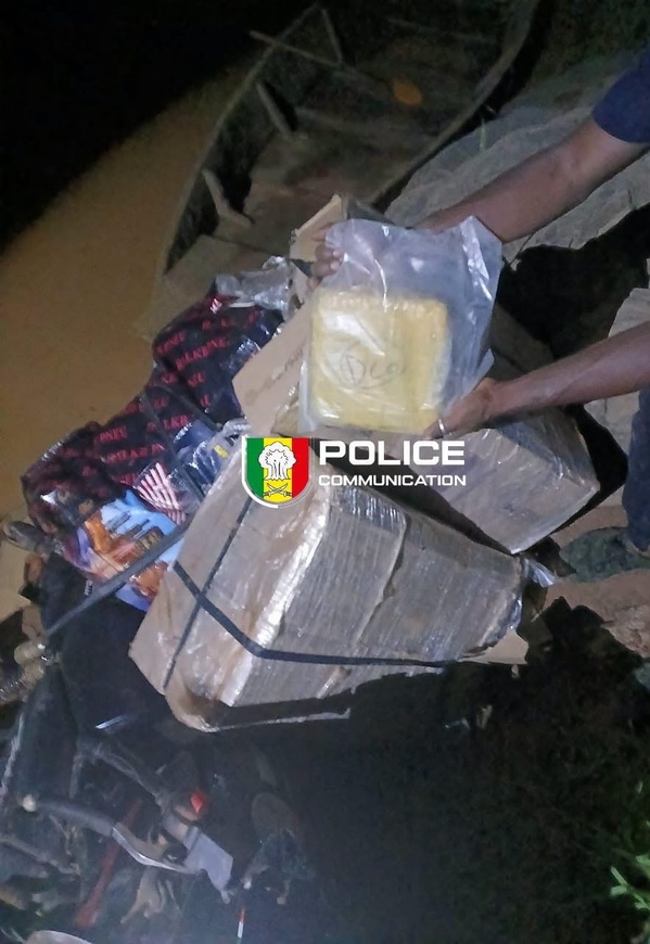 Moussala : La police saisit 116 kg de chanvre indien à Yillimalo après une course-poursuite sur le fleuve Falémé Moussala : La police saisit 116 kg de chanvre indien à Yillimalo après une course-poursuite sur le fleuve Falémé