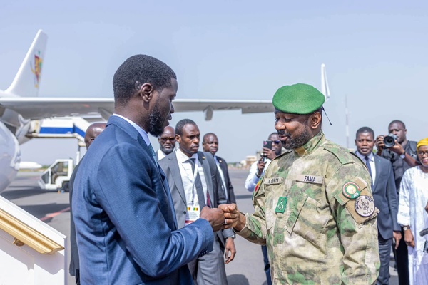 Visite de Bassirou Diomaye Faye à Bamako: Solidarité et front commun avec Assimi Goïta face au terrorisme Visite de Bassirou Diomaye Faye à Bamako: Solidarité et front commun avec Assimi Goïta face au terrorisme