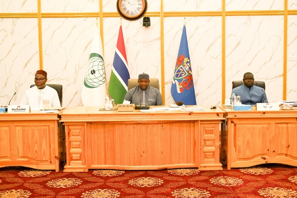 Gambie: Le président Adama Barrow dirige un nouveau conseil des ministres stratégique pour accélérer l’agenda de développement national Gambie: Le président Adama Barrow dirige un nouveau conseil des ministres stratégique pour accélérer l’agenda de développement national
