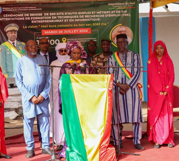 Mali / Auto-emploi: 500 kits d’équipement et 349 attestations remis aux jeunes par Oumou Sall Seck Mali / Auto-emploi: 500 kits d’équipement et 349 attestations remis aux jeunes par Oumou Sall Seck