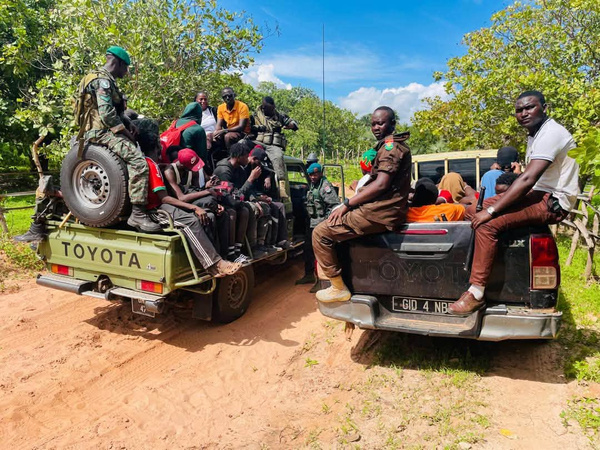 Gambie: 46 migrants clandestins interceptés par l'immigration à Barra avec 5 Sénégalais Gambie: 46 migrants clandestins interceptés par l'immigration à Barra avec 5 Sénégalais