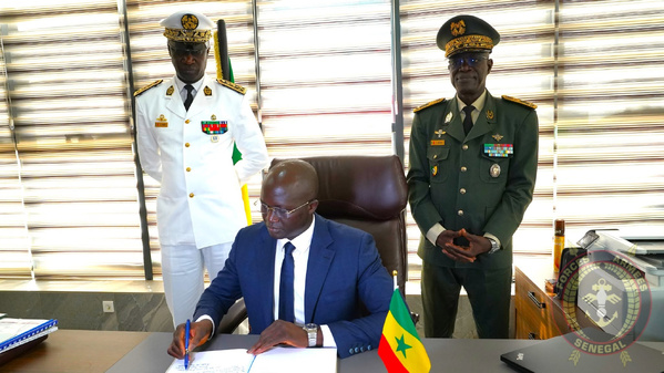 Défense / Armée de Terre : Le Ministre des Forces armées Yankhoba Diémé en visite de prise de contact à l'État-major de Ouakam Défense / Armée de Terre : Le Ministre des Forces armées Yankhoba Diémé en visite de prise de contact à l'État-major de Ouakam