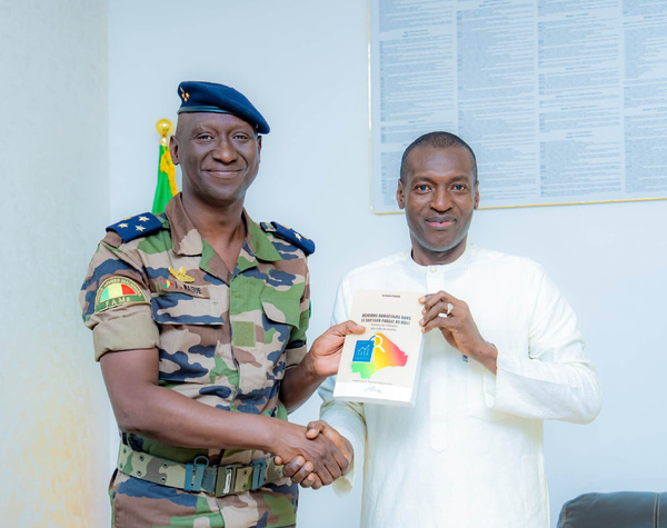 Mali: Dr Sidiki Traoré remet le premier exemplaire de son ouvrage sur la réforme budgétaire au ministre Ismaël Wagué Mali: Dr Sidiki Traoré remet le premier exemplaire de son ouvrage sur la réforme budgétaire au ministre Ismaël Wagué