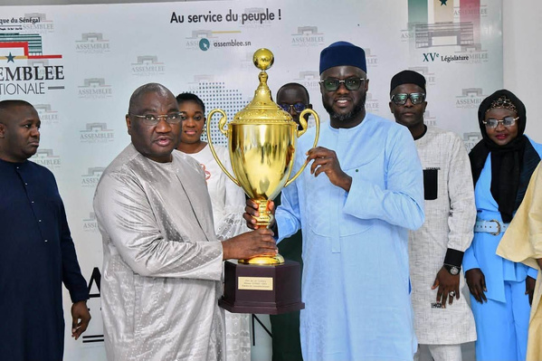 Basket-ball: El Malick NDIAYE remet le trophée de la finale Dames de la Coupe du Sénégal au nom d'Ousmane Sonko Basket-ball: El Malick NDIAYE remet le trophée de la finale Dames de la Coupe du Sénégal au nom d'Ousmane Sonko