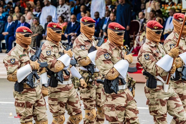 66e anniversaire de l'indépendance de la Côte d'Ivoire: L'armée guinéenne marque les esprits à Abidjan avec son célèbre « pas du caméléon »