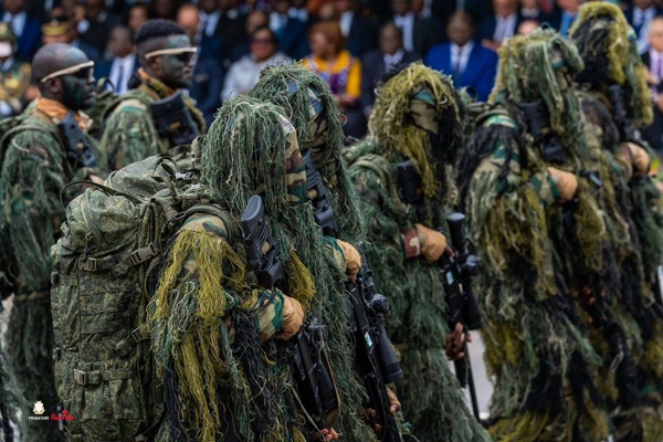 66e anniversaire de l'indépendance de la Côte d'Ivoire: L'armée guinéenne marque les esprits à Abidjan avec son célèbre « pas du caméléon » 66e anniversaire de l'indépendance de la Côte d'Ivoire: L'armée guinéenne marque les esprits à Abidjan avec son célèbre « pas du caméléon »