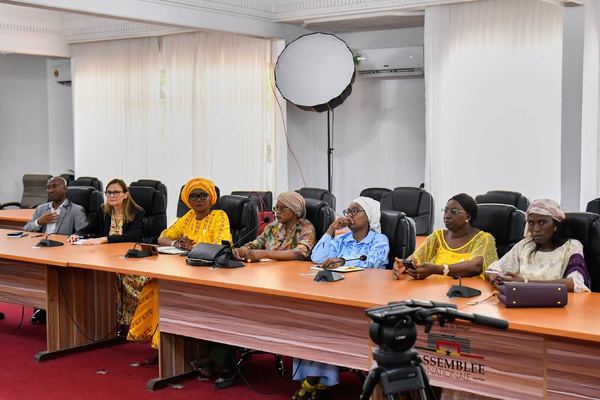 Des députés sénégalais reçoivent leur certificat au terme d'une formation en anglais