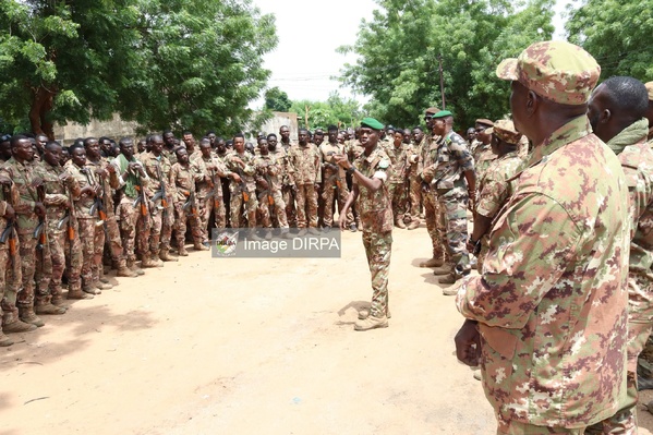 Kayes: le colonel-major Djibril Koné échange avec les militaires du GTI Tata