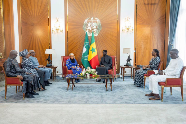 Bassirou Diomaye Faye reçoit Ellen Johnson Sirleaf à Dakar: le leadership féminin au cœur des échanges