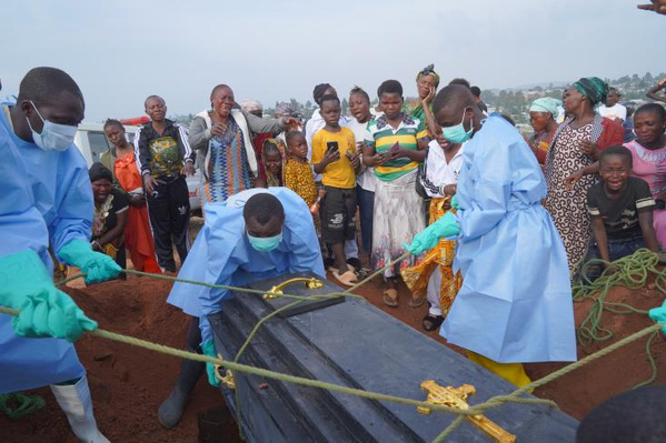 Ebola en RD Congo : un mort toutes les 30 minutes, l'ONU appelle à la mobilisation Ebola en RD Congo : un mort toutes les 30 minutes, l'ONU appelle à la mobilisation