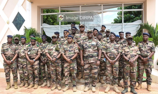 Mali: Le Chef d’État-Major Général des Armées en visite d’autorité à la Base 100 de l’Armée de l'Air Mali: Le Chef d’État-Major Général des Armées en visite d’autorité à la Base 100 de l’Armée de l'Air