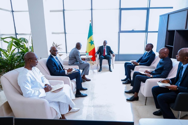 Le Premier ministre Ahmadou Al Aminou Lô reçoit le procureur adjoint de la CPI Le Premier ministre Ahmadou Al Aminou Lô reçoit le procureur adjoint de la CPI