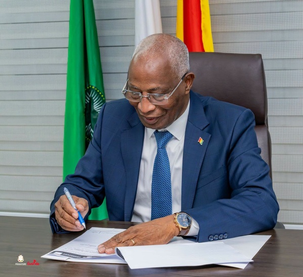 Football: La Guinée officialise sa candidature pour l'organisation des CAN 2032 et 2036 Football: La Guinée officialise sa candidature pour l'organisation des CAN 2032 et 2036
