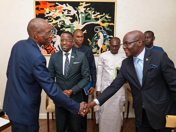Sénégal–Namibie : Cheikh Niang et l’ambassadeur Stanley R. Tsandib échangent sur les investissements dans l’eau