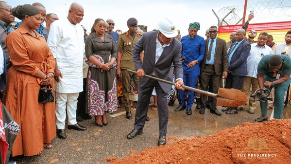 Ghana: Mahama lance la construction d'un complexe commercial et de parking à sept étages à l'aéroport d'Accra Ghana: Mahama lance la construction d'un complexe commercial et de parking à sept étages à l'aéroport d'Accra