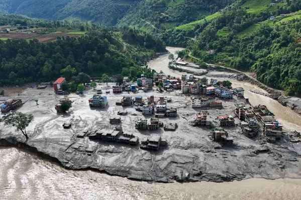 Inondations meurtrières entre le Népal et le Tibet: des centaines de pèlerins indiens toujours portés disparus Inondations meurtrières entre le Népal et le Tibet: des centaines de pèlerins indiens toujours portés disparus