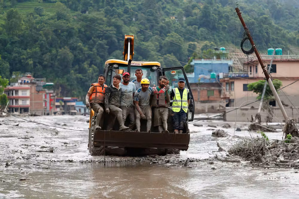 Inondations au Népal: plus de 1 000 morts, près de 4 000 personnes toujours portées disparues Inondations au Népal: plus de 1 000 morts, près de 4 000 personnes toujours portées disparues