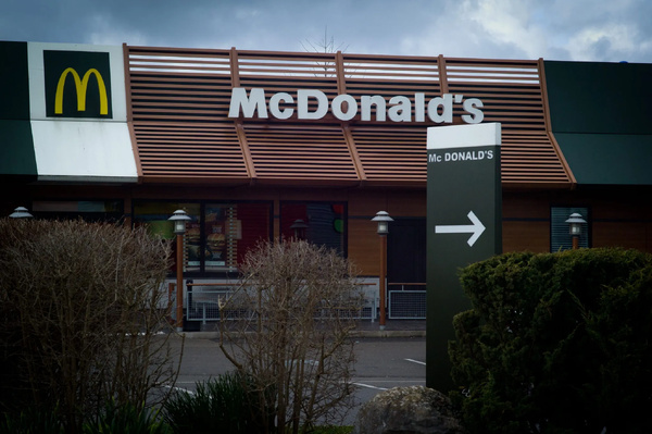 Une vidéo montre des étudiants agressant un homme devant un McDonald’s