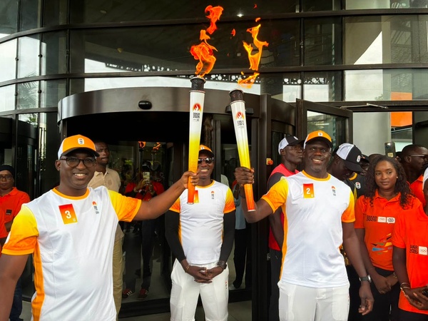 La flamme olympique de Dakar 2026 accueillie au siège de Sonatel La flamme olympique de Dakar 2026 accueillie au siège de Sonatel