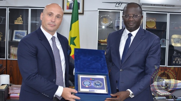 Diplomatie & Défense : Le Ministre Yankhoba Diémé reçoit l'Ambassadeur des Émirats Arabes Unis à Dakar Diplomatie & Défense : Le Ministre Yankhoba Diémé reçoit l'Ambassadeur des Émirats Arabes Unis à Dakar