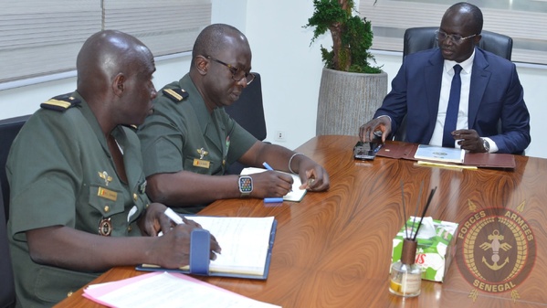 Diplomatie & Défense : Le Ministre Yankhoba Diémé reçoit l'Ambassadeur des Émirats Arabes Unis à Dakar Diplomatie & Défense : Le Ministre Yankhoba Diémé reçoit l'Ambassadeur des Émirats Arabes Unis à Dakar
