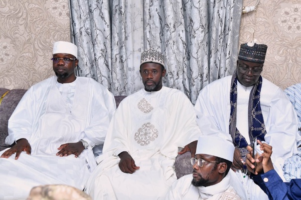 Diplomatie religieuse : Ousmane Sonko présente ses condoléances à la famille de Serigne Cheikh Mouhamadou Macky Ibrahima Niass à Médina Baye