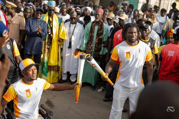 Jeux Olympiques de la Jeunesse 2026 : Le relais de la Flamme Olympique fait étape au Monument de la Renaissance Africaine à Ouakam